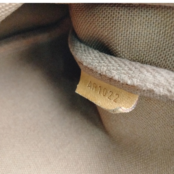 Louis Vuitton Pochette Accessoires Monogram - Picture 9 of 11